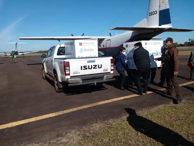 El lote de 20.000 vacunas rusas llegaron este viernes en el aeropuerto de Itaipú.