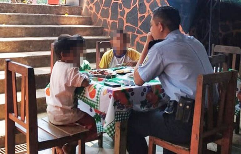 Oficial Wilson González, almorzando con niños indígenas de la calle.