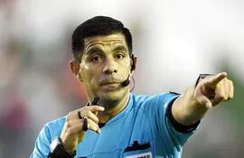 enrique-caceres-44-anos-arbitro-paraguayo-para-rusia--205422000000-1695504.jpg