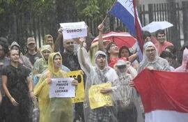 Estudiantes se manifiestan frente al Congreso en contra de la sanción de la ley "Hambre Cero".