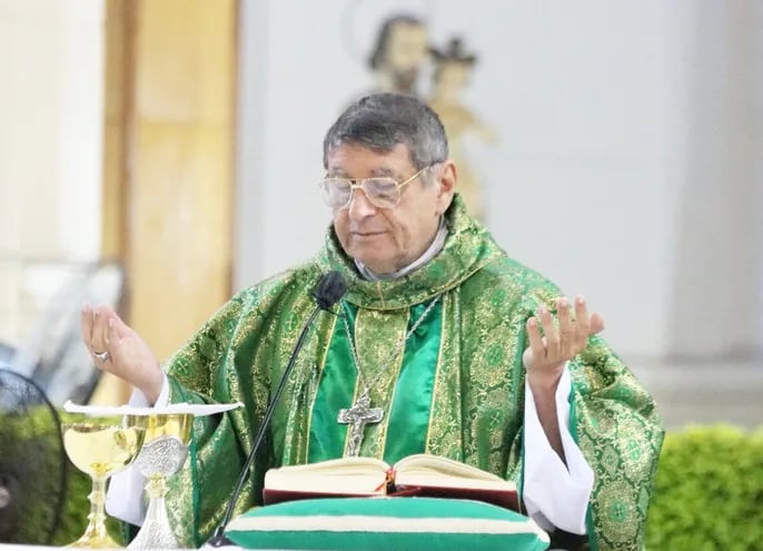 Monseñor Ricardo Valenzuela, obispo de la Diócesis de Caacupé, ayer durante la misa dominical de las 7:00.