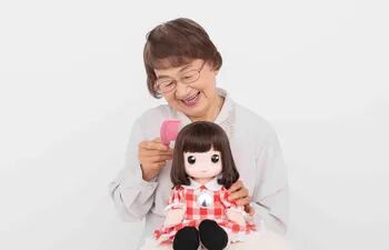 Una empresa de juguetes japonesa ha creado una muñeca con inteligencia artificial (IA) para conversar, mantener activas y aliviar la sensación de aislamiento de las personas de la tercera edad tras el estallido de la pandemia de covid -19.