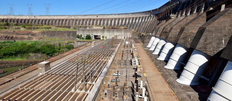Represa hidroeléctrica paraguayo/brasileña Itaipú, hoy con una potencia instalada de 14.000.000 de kW.