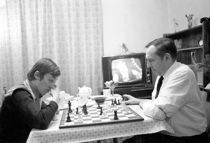 Anatoly Karpov con su padre Evgeny, URSS, abril de 1975 (Foto D. Donskoi, Novosti Press).