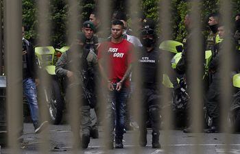 Uno de los capturados por el homicidio del fiscal paraguayo Marcelo Pecci, es trasladado ha Cartagena desde el búnker de la Fiscalía General de la Nación, en Medellín (Colombia).