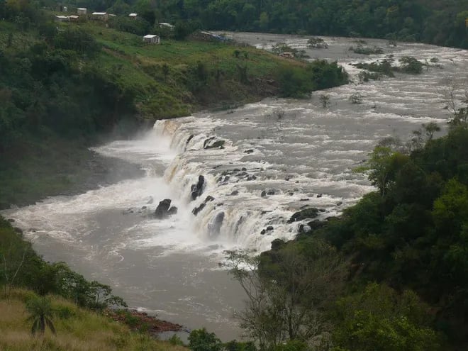 Las cascadas del río Acaray que aparecen esporádicamente.