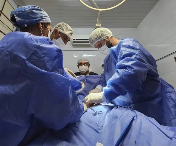 El equipo de cirugía  de la colecistectomía está conformado por 24 profesionales de blanco