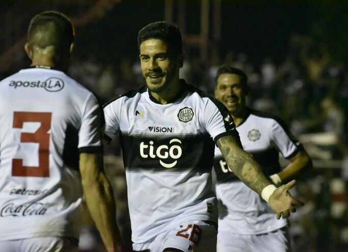 Recalde (c) festeja su gol con Silva (i), quien envió el centro.