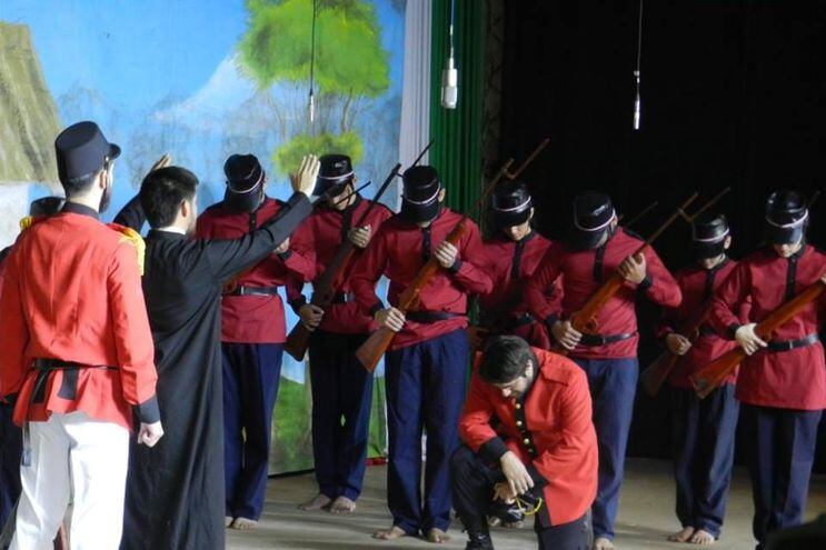 Representarán la tradicional obra teatral que relatará el heroísmo del Batallón Reducto Escuela, en la Batalla de Piribebuy, durante la guerra contra la Triple Alianza.
El elenco lo integran alumnos y ex alumnos del Colegio Santo Domingo.