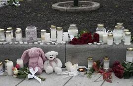 Flores, velas y peluches en homenaje a las cinco personas asesinadas por un ataque con arco y flecha en Konigsberg, Noruega.