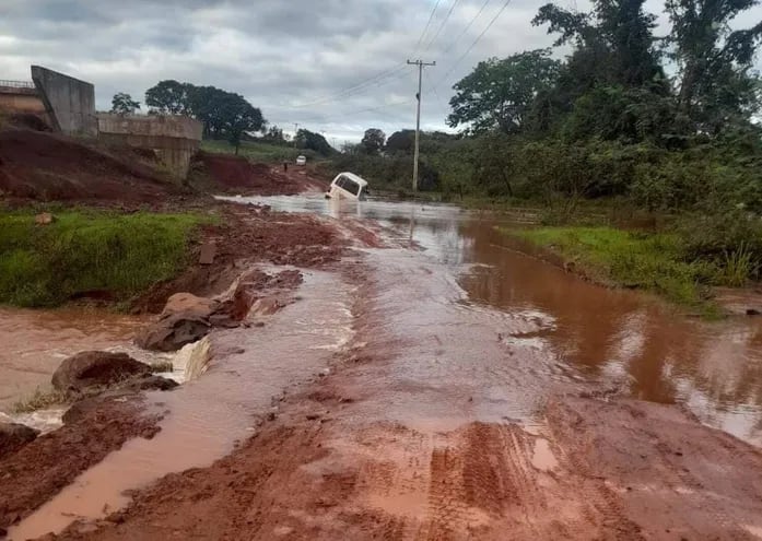 La camioneta casi cayó al arroyo Capiibary en el tramo de ruta Abai-Tarumá-Tuna.