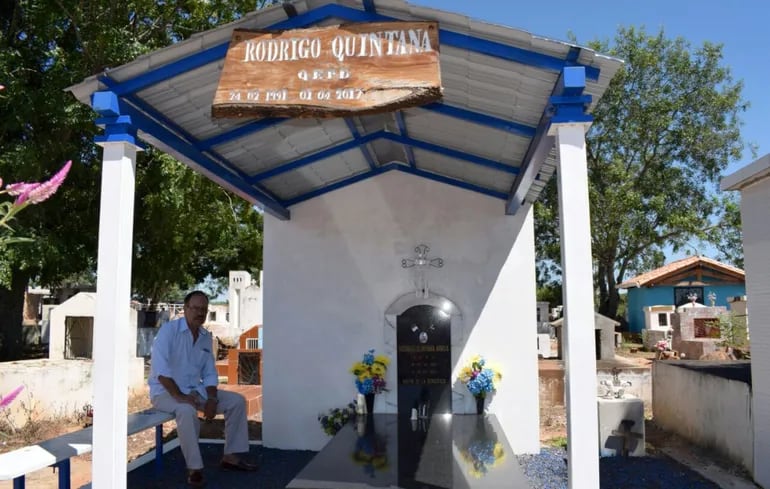 Fidelino Quintana aparece sentado frente a la tumba de su fallecido hijo, Rodrigo, en La Colmena.