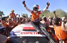 Agustín Alonso sube al techo del VW Polo GTI R5 para celebrar la victoria en el Rally del Chaco 2023.