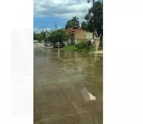 Así el agua de la Essap "baña" la calle en el barrio Santa María de Fernando de la Mora.