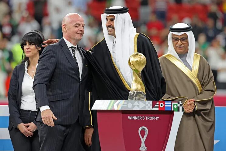 Gianni Infantino (i), durante la entrega de premios tras la final de la FIFA Arab Cup 2021.