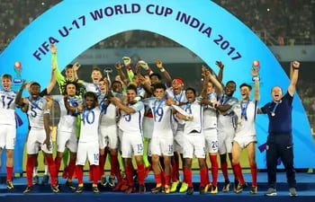 celebracion-de-los-futbolistas-de-la-seleccion-inglesa-por-la-conquista-de-la-copa-del-mundo-sub-17-en-la-india-efe-214521000000-1643931.jpg