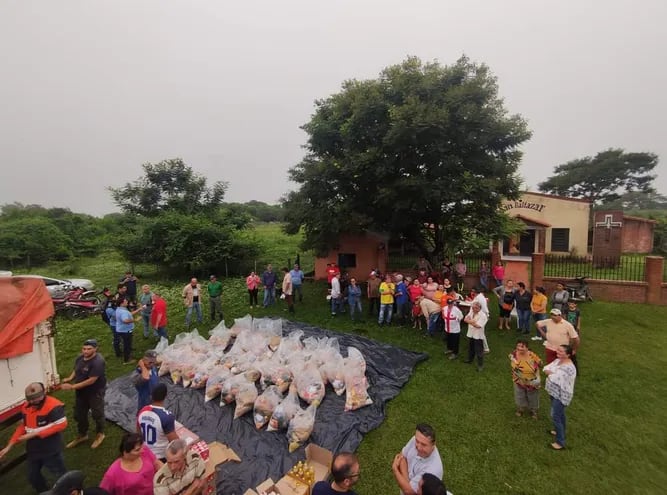 La SEN entregó kits de víveres a familias afectadas por la inundación en  el distrito de Pilar.