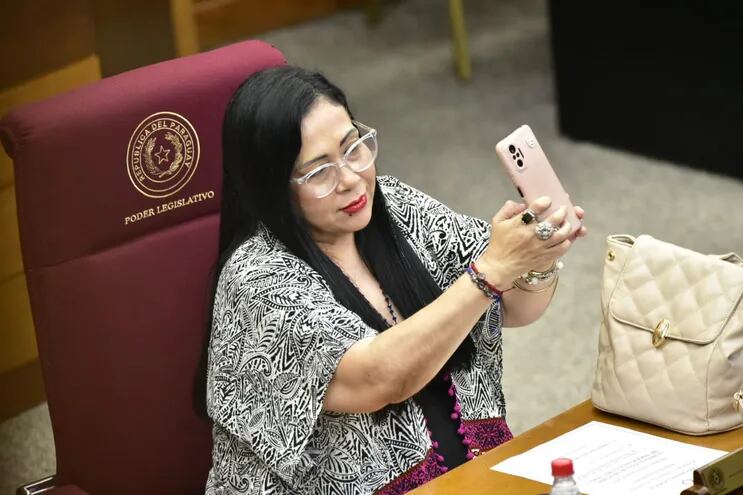 La senadora aliada del cartismo Norma Aquino (alias Yami Nal), se toma una selfie durante la sesión en la que se discute la pérdida de investidura de su colega Katty González (PEN).