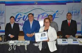 Entrega de insumos y equipos para los consejos locales de salud de Guairá a cargo de las autoridades departamentales.