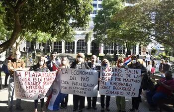 Los escribanos y gestores se manifestaron el lunes frente al Palacio de Justicia de Asunción.
