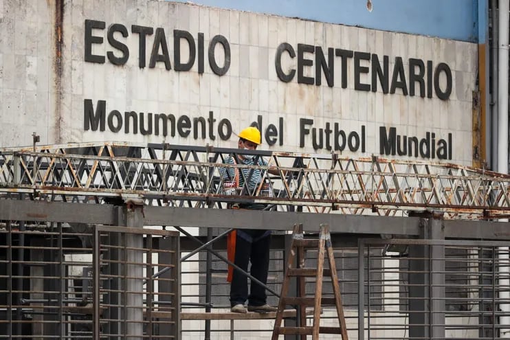 Un obrero trabaja en la remodelación del Estadio Centenario, sede la final única de la Copa Libertadores 2021.