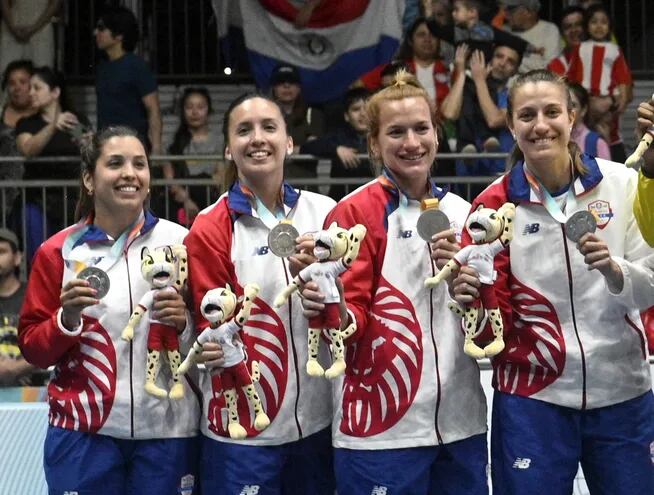 Jazmín Mercado, “Matu” Peralta, Caro Cáraves y Paola Ferrari sonríen mientras sostienen sus medallas de plata. La selección paraguaya de basket 3x3 quedó en el segundo lugar en la categoría femenina.