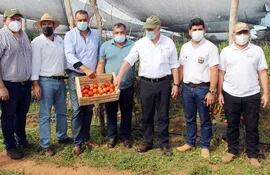 Líderes tomateros de Caaguazú, con autoridades del MAG y otros entes, ayer en el distrito de RI 3 Corrales.