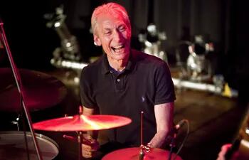 Charlie Watts, el histórico baterista de los Rolling Stones, falleció en agosto de este año, dejando un gran vacío en la banda.