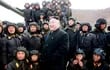 el-dictador-norcoreano-kim-jung-un-junto-a-miembros-de-las-fuerzas-armadas-afp-205420000000-1571408.jpg
