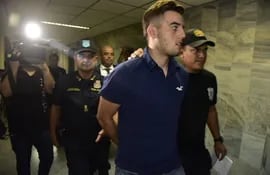 Hector Grau imputado como el presunto agresor que dejo con fracturas el rostro de Benjamín Zapaga llega a la audiencia de revisión de medidas menos gravosas a la prisión preventiva.