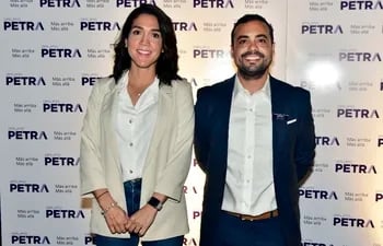 Fiorella Frescura, product manager de préstamos de Banco Sudameris y  Carlos Guasti, presidente del Grupo Petra.