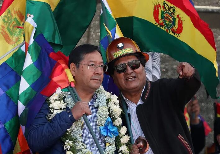 El presidente de Bolivia, Luis Arce (i) junto al expresidente Evo Morales (d), en la Plaza San Francisco de La Paz (Bolivia).  (EFE)