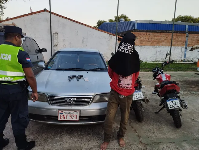 El malviviente Diego Arnaldo Martínez Galeano cayó detenido esta tarde con dos revólveres en su poder. Más tarde fueron recuperados un automóvil y una motocicleta que aparentemente había robado mediante asaltos a mano armada.