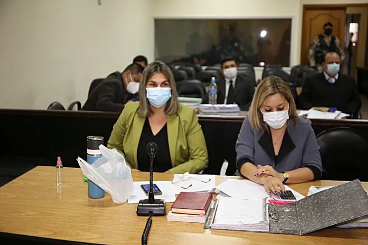 La fiscala antidrogas Lorena Ledesma  (izq.) prosigue hoy con la contestación a los incidentes planteados por las defensas de los supuestos "polinarcos"