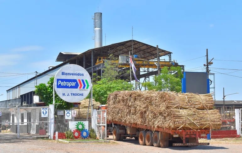 Fachada de la planta alcoholera de Petropar, que está ubicada en Mauricio José Troche.