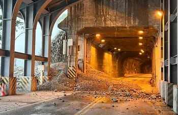 Rocas caídas en la autopista Suhua después de un terremoto de magnitud 5,5 en Hualien. La capital de Taiwán fue sacudida por un "fuerte" terremoto el 22 de abril.