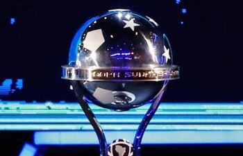 Trofeo de “la otra mitad de la gloria”, la Sudamericana.