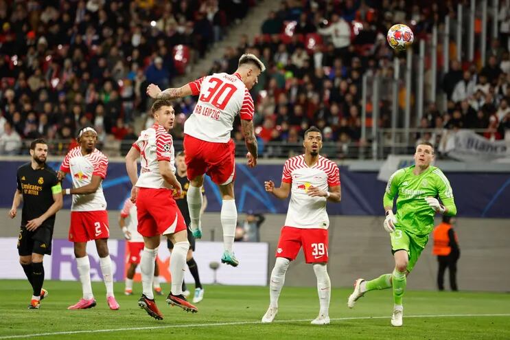 Benjamín Sesko anota con golpe de cabeza un gol para el Leipzig. El VAR lo anuló porque supuestamente  un jugador alemán molestaba al arquero.