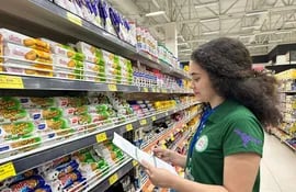 Una estudiante cuando recolectaba datos de los precios de los productos en un supermercado de Ciudad del Este.