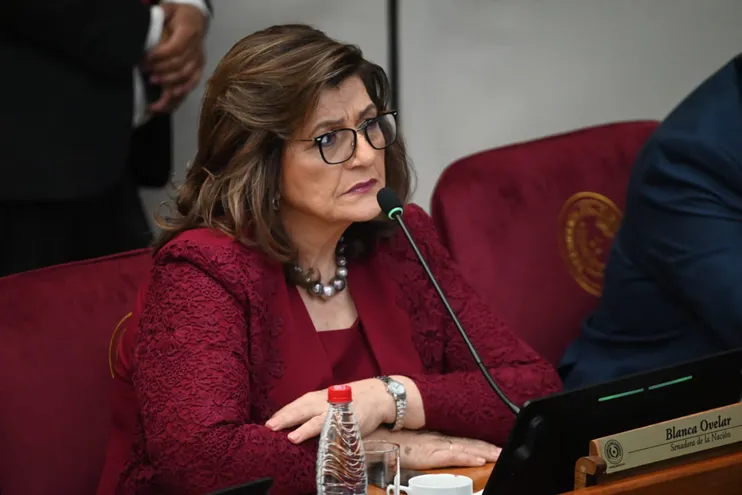 La senadora Blanca Ovelar en la primera sesión de la Cámara Alta anunció que deja sin efecto su candidatura a la presidencia del Senado.