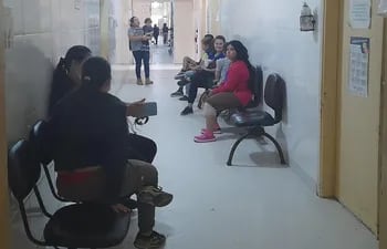 Pacientes aguardando ser atendidos en la sala de espera en el Hospital Regional de Pilar.
