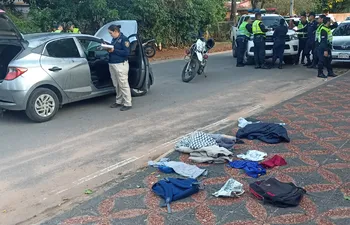 Agentes policiales encontraron prendas de vestir y otras evidencias del automóvil Hyundai H20 gris que conducía el detenido y está ligado a los asaltos.