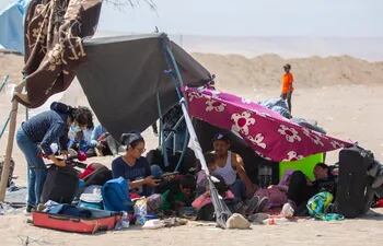 Cientos de migrantes Venezolanos, Colombianos y Haitianos se encuentran varados en la zona fronteriza de Perú y Chile.