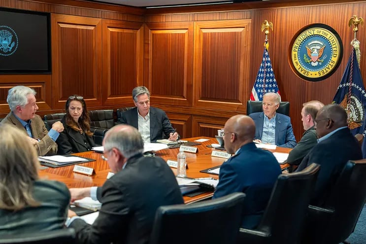 Esta fotografía cortesía de la Casa Blanca tomada el 13 de abril de 2024 muestra al presidente estadounidense Joe Biden (C) en una reunión con su equipo de seguridad nacional en Washington, DC.