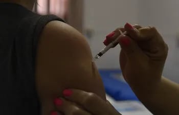 Hay disponibilidad suficiente de vacunas anticovid, aseguró el ministro de Salud, Julio Borba.