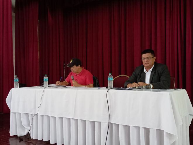 Édgar Martínez (PPQ) y Nery Brítez (PLRA) en el debate de candidatos a intendente de Caraguatay.