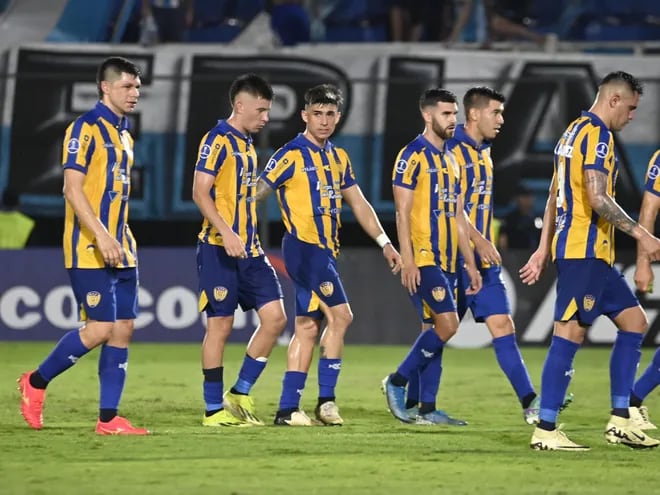 Los jugadores del Sportivo Luqueño abandonan el campo de juego del Defensores del Chaco en el partido frente a Racing por la Copa Sudamericana 2024.