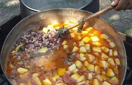 El tradicional jopara del campo se prepara con locro, legumbres, poroto San Francisco, poroto rojo, kumanda yvyra’i, poroto manteca, cerdeo, zapallitos y queso paraguay.