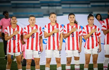 Las jugadoras de la selección paraguaya entonan el himno nacional antes de un partido en el estadio Alberto Spencer por el Sudamericano Femenino Sub 20, en Guayaquil, Ecuador.