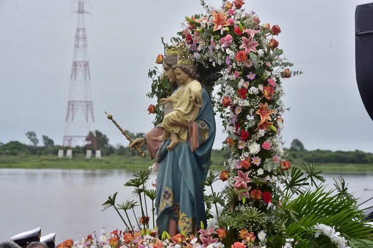 La imagen de María Auxiliadora, adornada de arreglos florales con el Niño Jesús en los brazos, durante la procesión náutica.